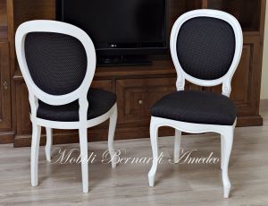 Sedia classica con finitura colore bianco e imbottita nella seduta e nello schienale
